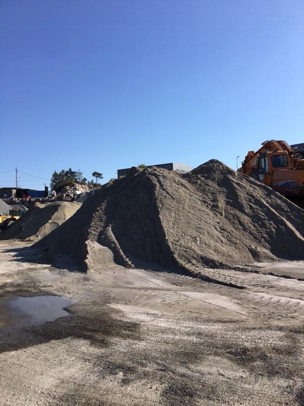 Sand og singel på lager i Storebø